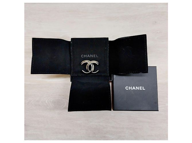 Cambon Spilla Chanel CC in metallo Metallico - vista 2