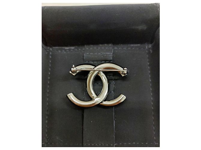 Cambon Spilla Chanel CC in metallo Metallico - vista 3