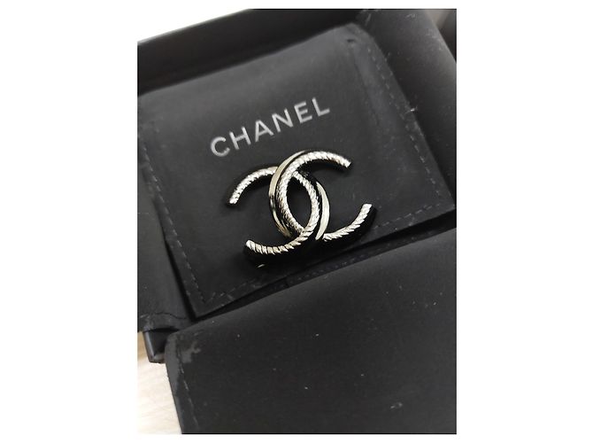 Cambon Spilla Chanel CC in metallo Metallico - vista 5