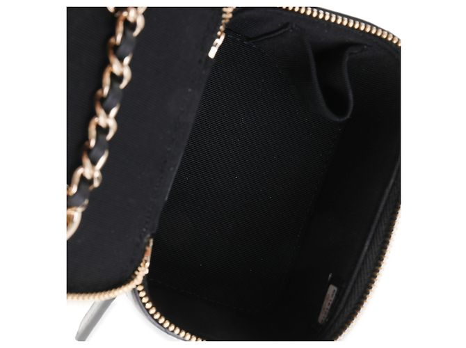 Vanity Chanel Mini-Kosmetikkoffer aus schwarzem, gestepptem Lammleder mit Kette - Ansicht 6