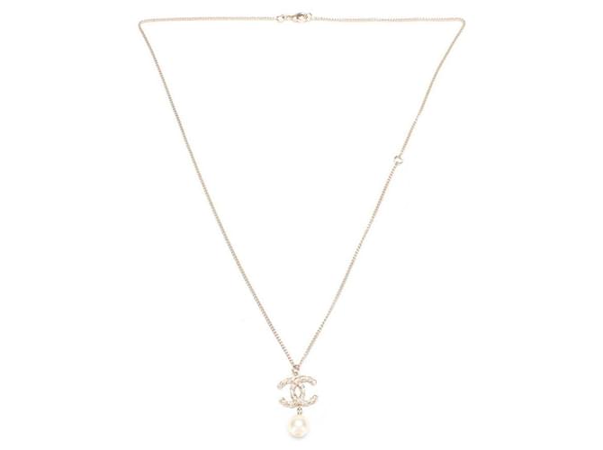 Chanel Collier pendentif CC strass et fausses perles Métal Doré ref