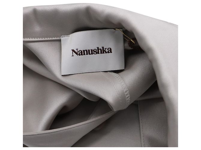 Nanushka Hemdkleid mit Ausschnitten aus taupefarbenem Triacetat-Polyester - Ansicht 4