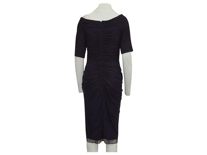 Tadashi Shoji Dunkellila Faltenkleid mit asymmetrischem Ausschnitt - Ansicht 3