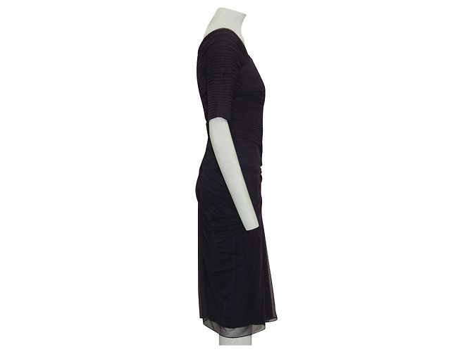 Tadashi Shoji Dunkellila Faltenkleid mit asymmetrischem Ausschnitt - Ansicht 4