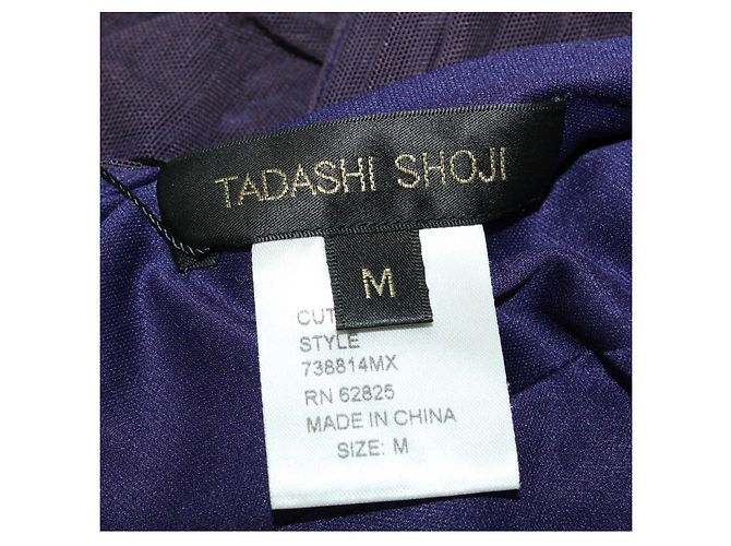 Tadashi Shoji Dunkellila Faltenkleid mit asymmetrischem Ausschnitt - Ansicht 5