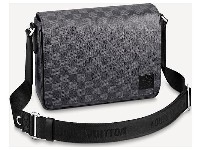 Louis Vuitton Nuovo modello LV District PM Grigio - vista 2
