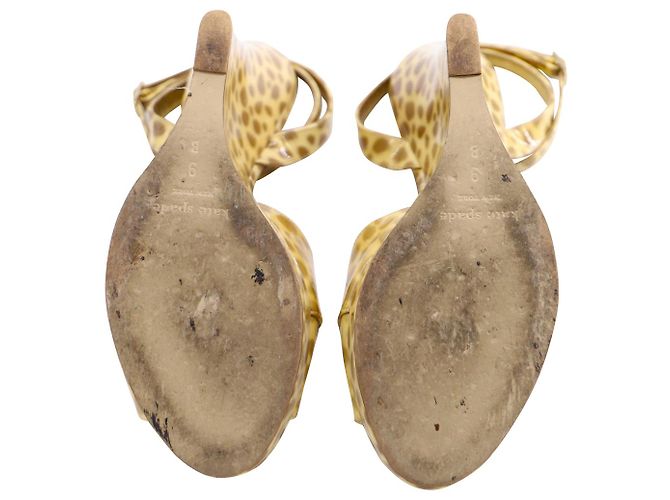 Sandali con zeppa Kate Spade Ocelot in pelle verniciata dorata D'oro Metallico - vista 5