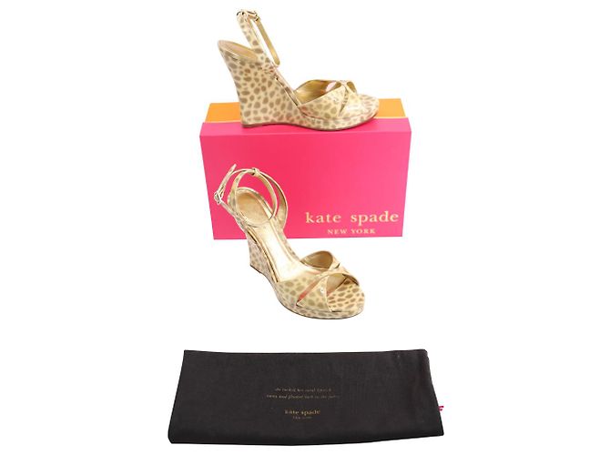 Sandali con zeppa Kate Spade Ocelot in pelle verniciata dorata D'oro Metallico - vista 8