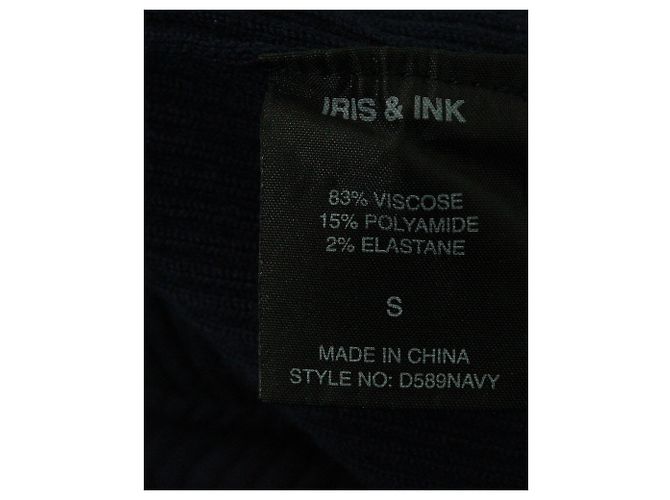 Iris & Ink Geripptes Strickkleid mit Rollkragen aus marineblauer Viskose - Ansicht 5