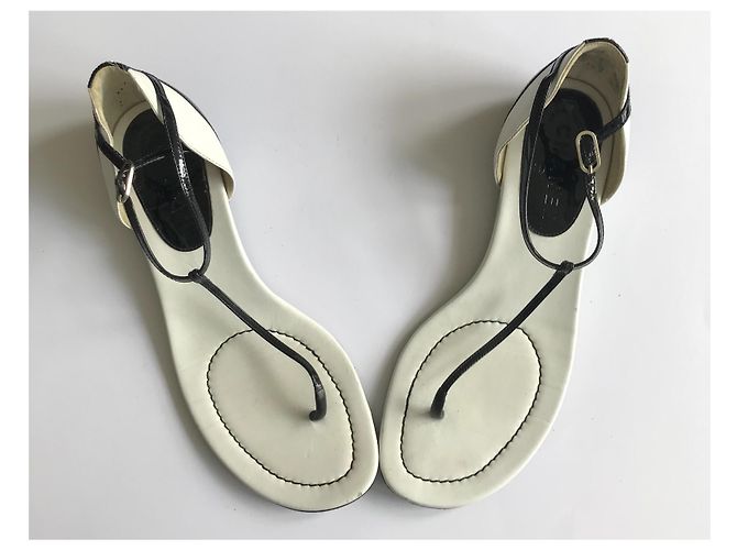Chanel Sandali Infradito Neri e Bianchi in Pelle Vernice Nero Bianco - vista 10