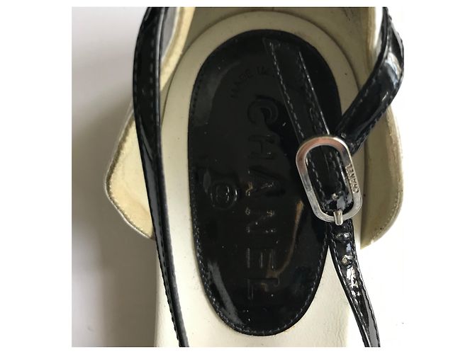 Chanel Sandali Infradito Neri e Bianchi in Pelle Vernice Nero Bianco - vista 11