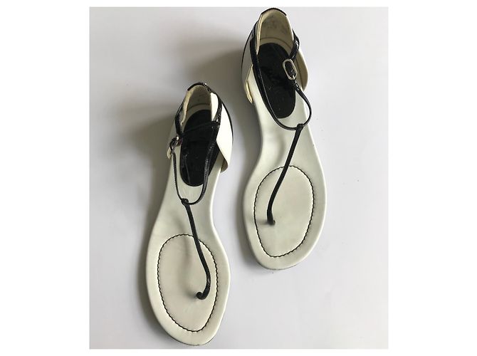 Chanel Sandali Infradito Neri e Bianchi in Pelle Vernice Nero Bianco - vista 12