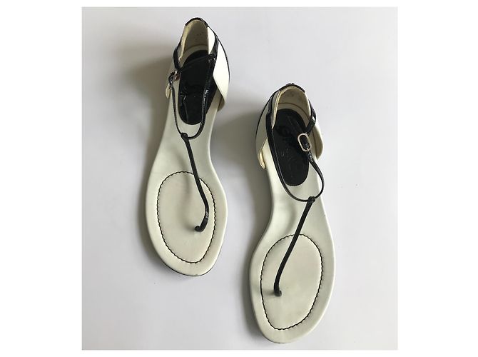 Chanel Sandali Infradito Neri e Bianchi in Pelle Vernice Nero Bianco - vista 13