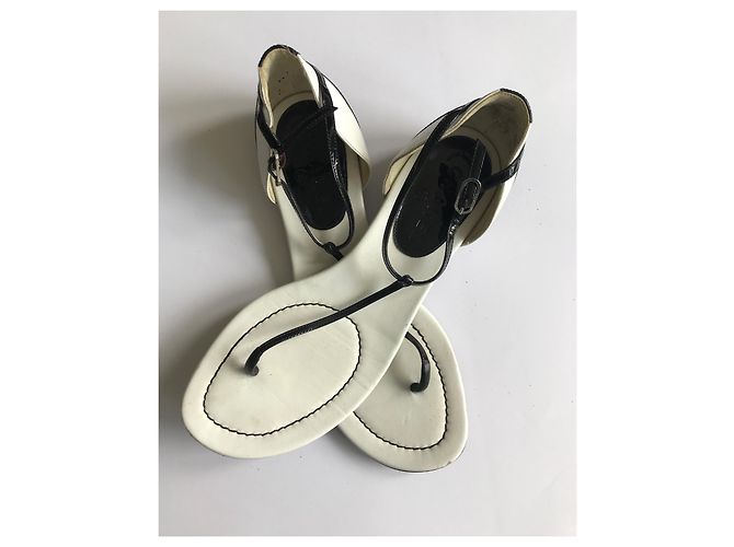 Chanel Sandali Infradito Neri e Bianchi in Pelle Vernice Nero Bianco - vista 14