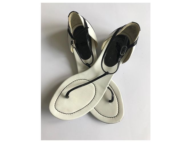 Chanel Sandali Infradito Neri e Bianchi in Pelle Vernice Nero Bianco - vista 15