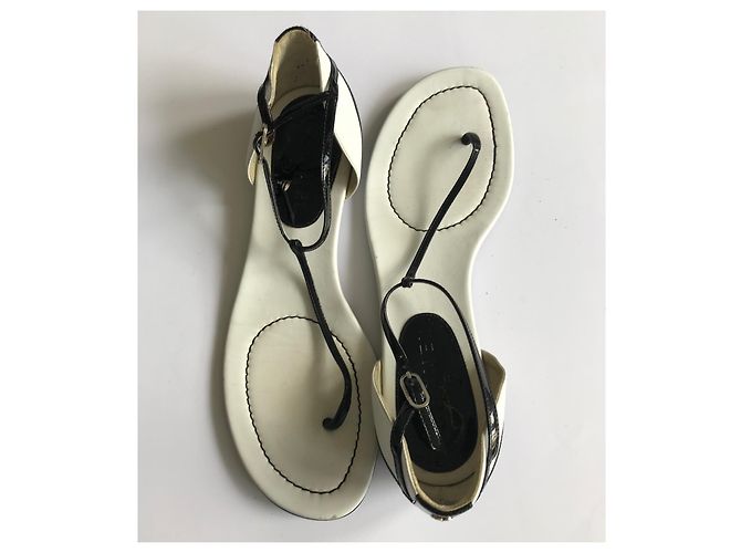 Chanel Sandali Infradito Neri e Bianchi in Pelle Vernice Nero Bianco - vista 16