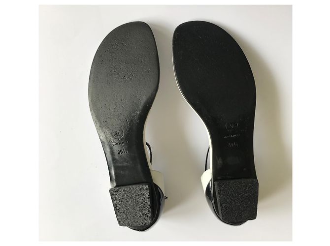 Chanel Sandali Infradito Neri e Bianchi in Pelle Vernice Nero Bianco - vista 17