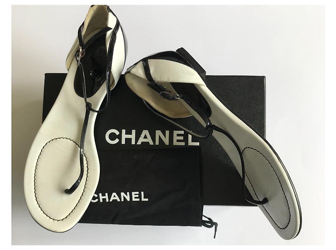 Chanel Sandali Infradito Neri e Bianchi in Pelle Vernice Nero Bianco - vista 2
