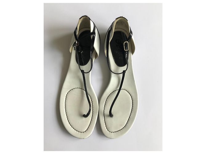 Chanel Sandali Infradito Neri e Bianchi in Pelle Vernice Nero Bianco - vista 3