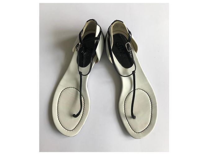 Chanel Sandali Infradito Neri e Bianchi in Pelle Vernice Nero Bianco - vista 4