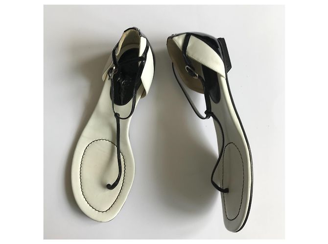 Chanel Sandali Infradito Neri e Bianchi in Pelle Vernice Nero Bianco - vista 5