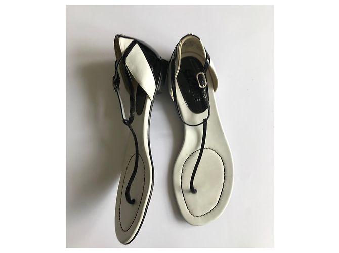 Chanel Sandali Infradito Neri e Bianchi in Pelle Vernice Nero Bianco - vista 6