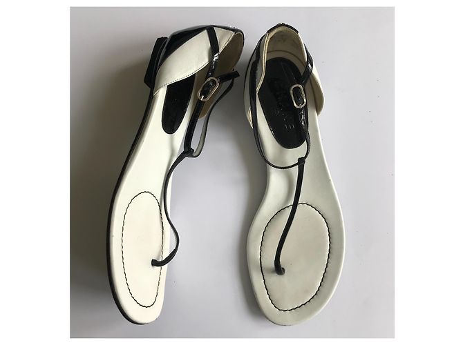 Chanel Sandali Infradito Neri e Bianchi in Pelle Vernice Nero Bianco - vista 7