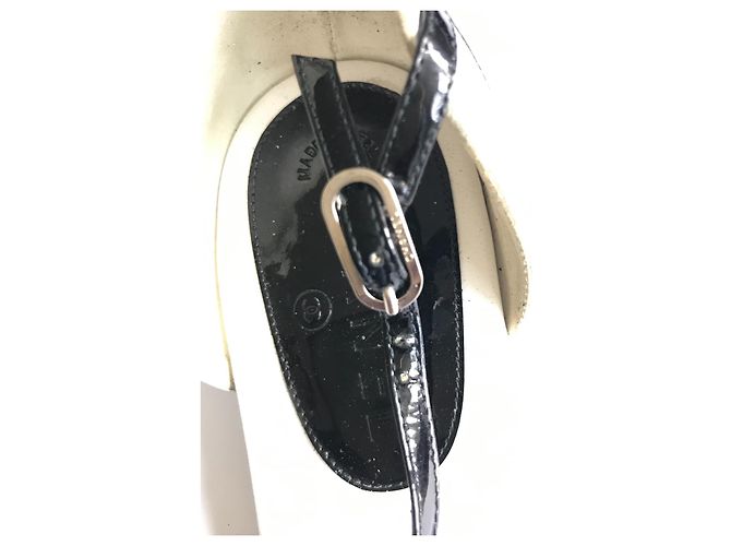 Chanel Sandali Infradito Neri e Bianchi in Pelle Vernice Nero Bianco - vista 8
