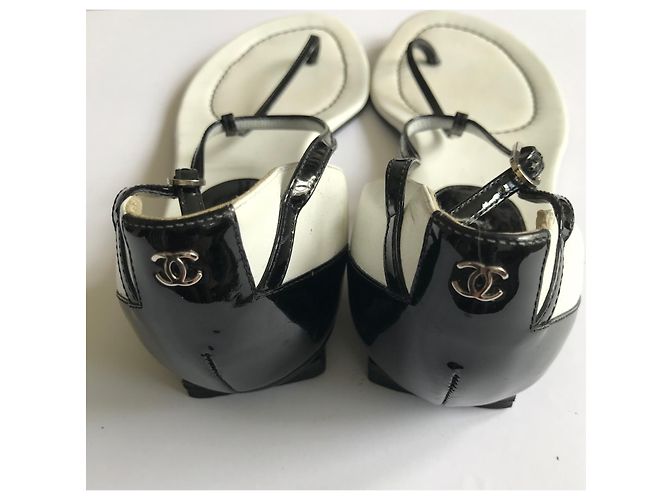 Chanel Sandali Infradito Neri e Bianchi in Pelle Vernice Nero Bianco - vista 9