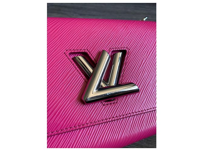 Borsa Louis Vuitton Twist MM in pelle Epi fucsia Rosa - vista 4
