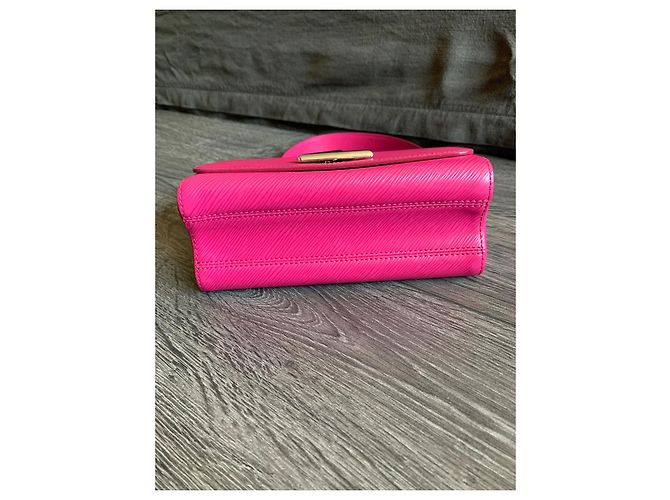 Borsa Louis Vuitton Twist MM in pelle Epi fucsia Rosa - vista 5