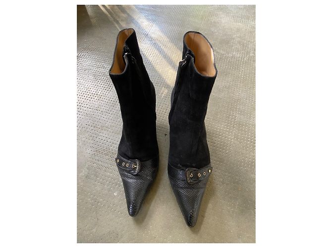 Stivaletti Chanel in suede nero a punta - vista 2