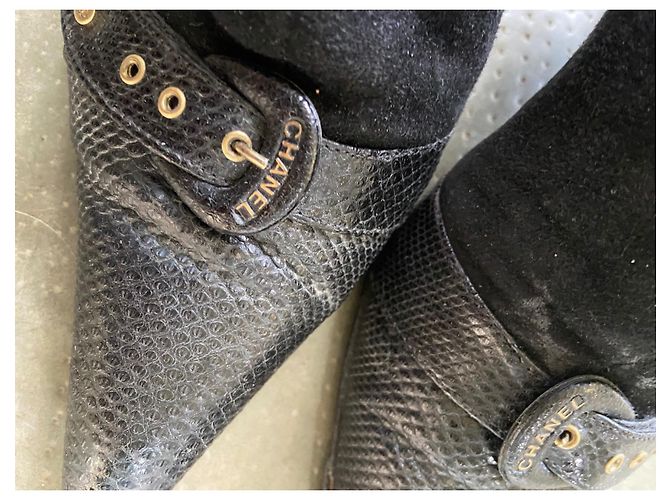 Stivaletti Chanel in suede nero a punta - vista 3