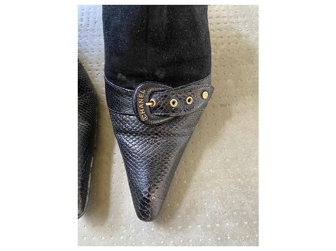 Stivaletti Chanel in suede nero a punta - vista 7