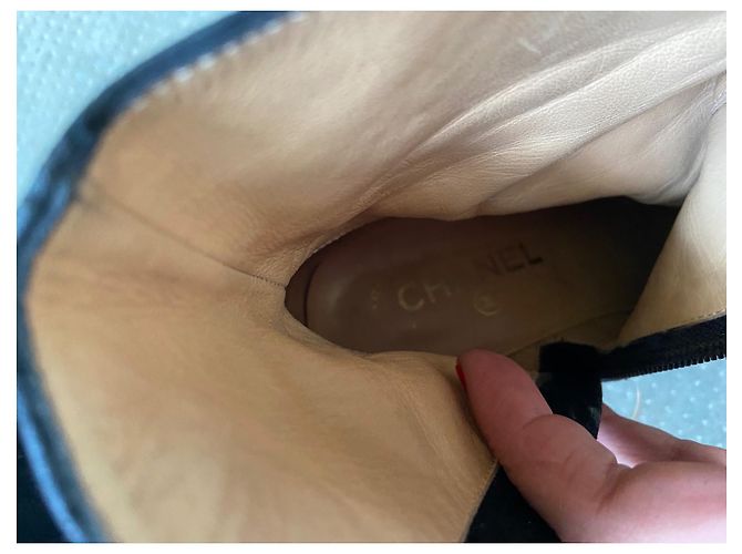 Stivaletti Chanel in suede nero a punta - vista 8