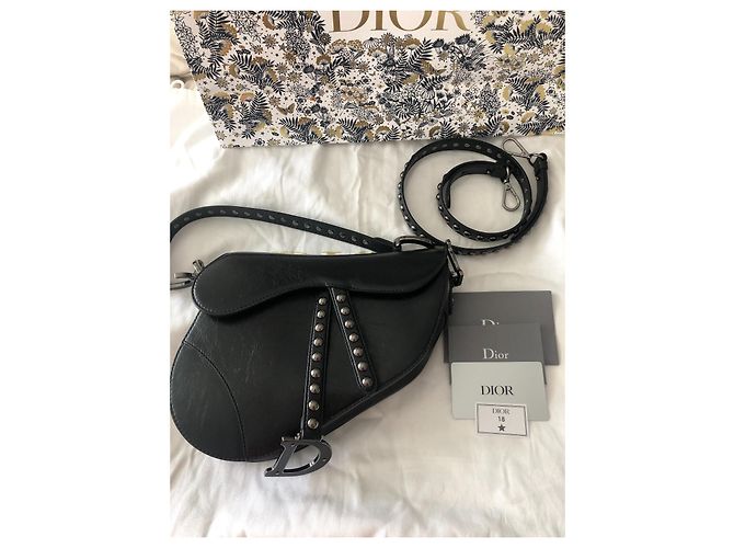 Saddle Dior Sella in pelle di agnello nera ricamata con borchie. - vista 10