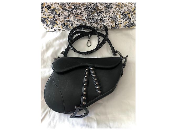 Saddle Dior Sella in pelle di agnello nera ricamata con borchie. - vista 9