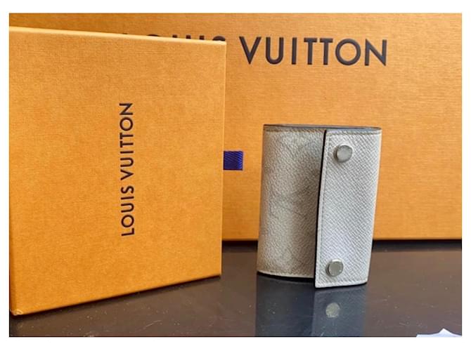 Montsouris Louis Vuitton Taigarama Discovery compacto Fora de branco - vista 2