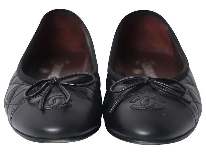 Sapatilhas Chanel Classic acolchoadas em couro preto - vista 2