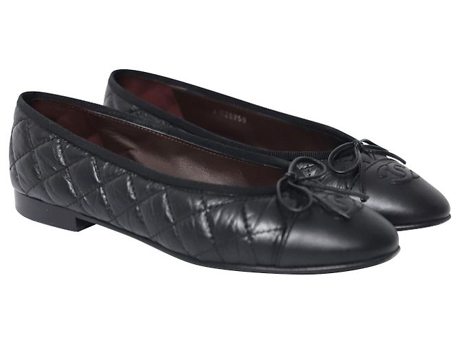 Sapatilhas Chanel Classic acolchoadas em couro preto - vista 3