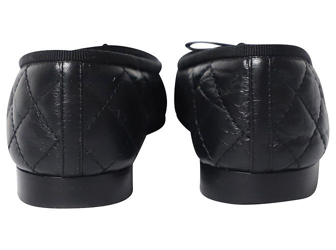 Sapatilhas Chanel Classic acolchoadas em couro preto - vista 4