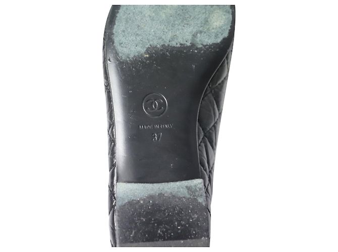Sapatilhas Chanel Classic acolchoadas em couro preto - vista 6