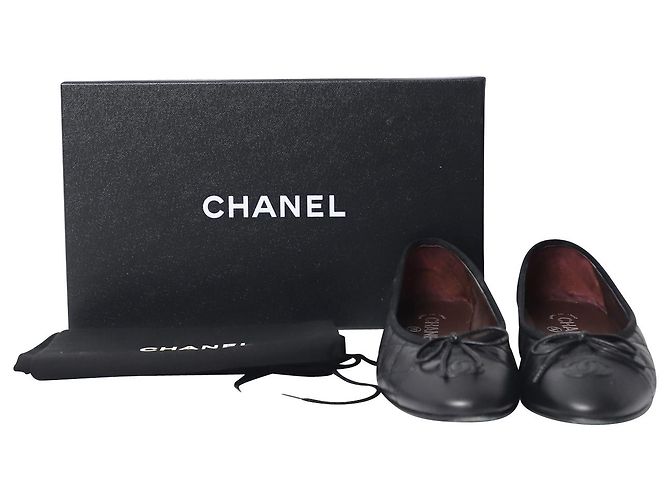 Sapatilhas Chanel Classic acolchoadas em couro preto - vista 8