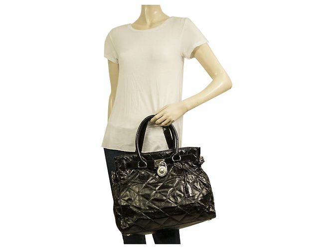 Bolsa de ombro Michael Kors Hamilton preta acolchoada com cadeado de couro envernizado Preto - vista 8