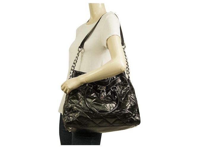 Bolsa de ombro Michael Kors Hamilton preta acolchoada com cadeado de couro envernizado Preto - vista 9
