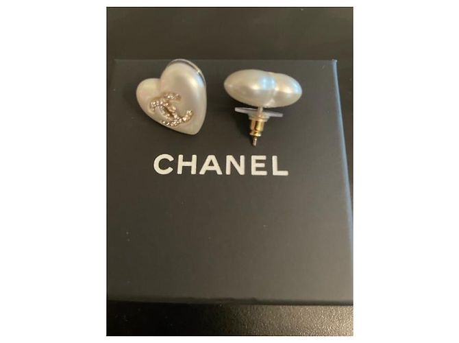 ORECCHINI A CUORE CON STRASS IN MADREPERLA CHANEL Bianco sporco - vista 2
