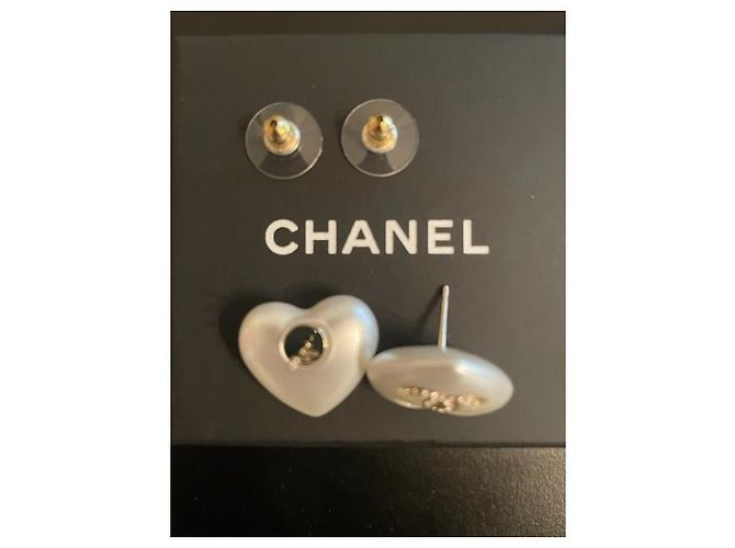 ORECCHINI A CUORE CON STRASS IN MADREPERLA CHANEL Bianco sporco - vista 3