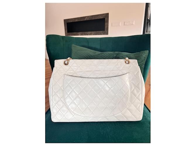 Timeless Chanel Aba com o logo Maxi clássico Branco Gold hardware - vista 2