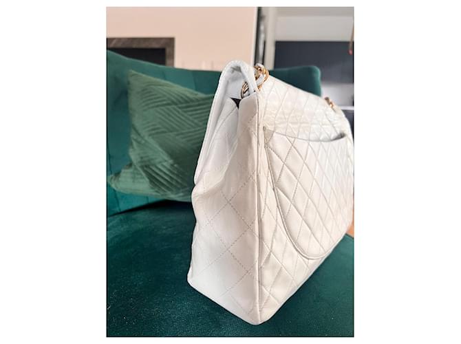 Timeless Chanel Aba com o logo Maxi clássico Branco Gold hardware - vista 3