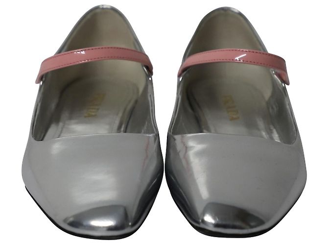 Prada Square Toe Ballerinas aus silbernem Lackleder - Ansicht 2